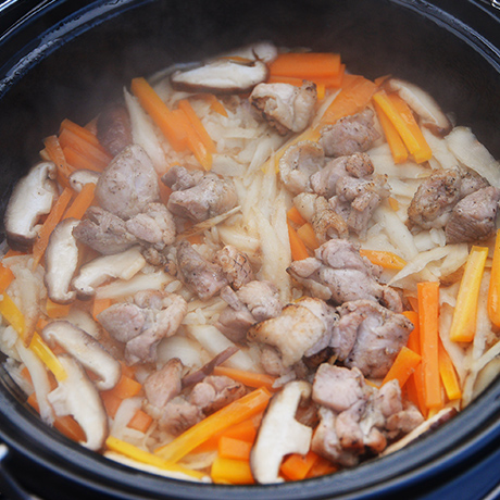 炭火鶏もも肉の土鍋炊き込みご飯