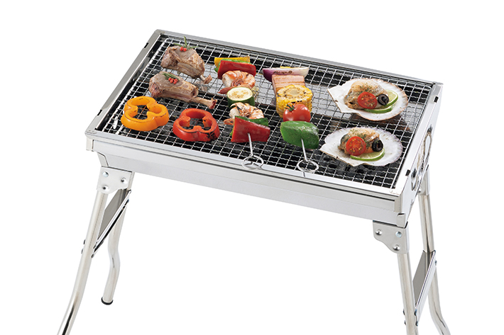 折りたたみ式の脚を開くだけで組立て不要！手軽に使えるBBQグリル。